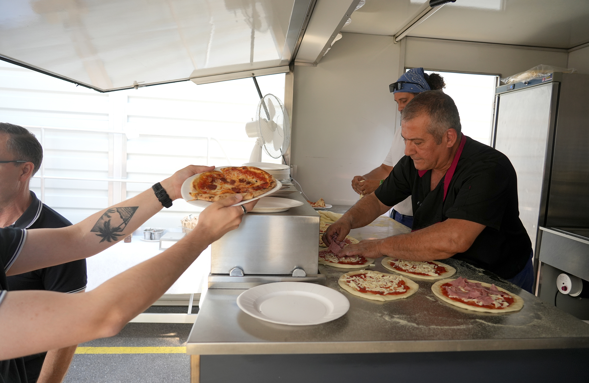 Sortimo Team wartet gespannt auf die Pizza