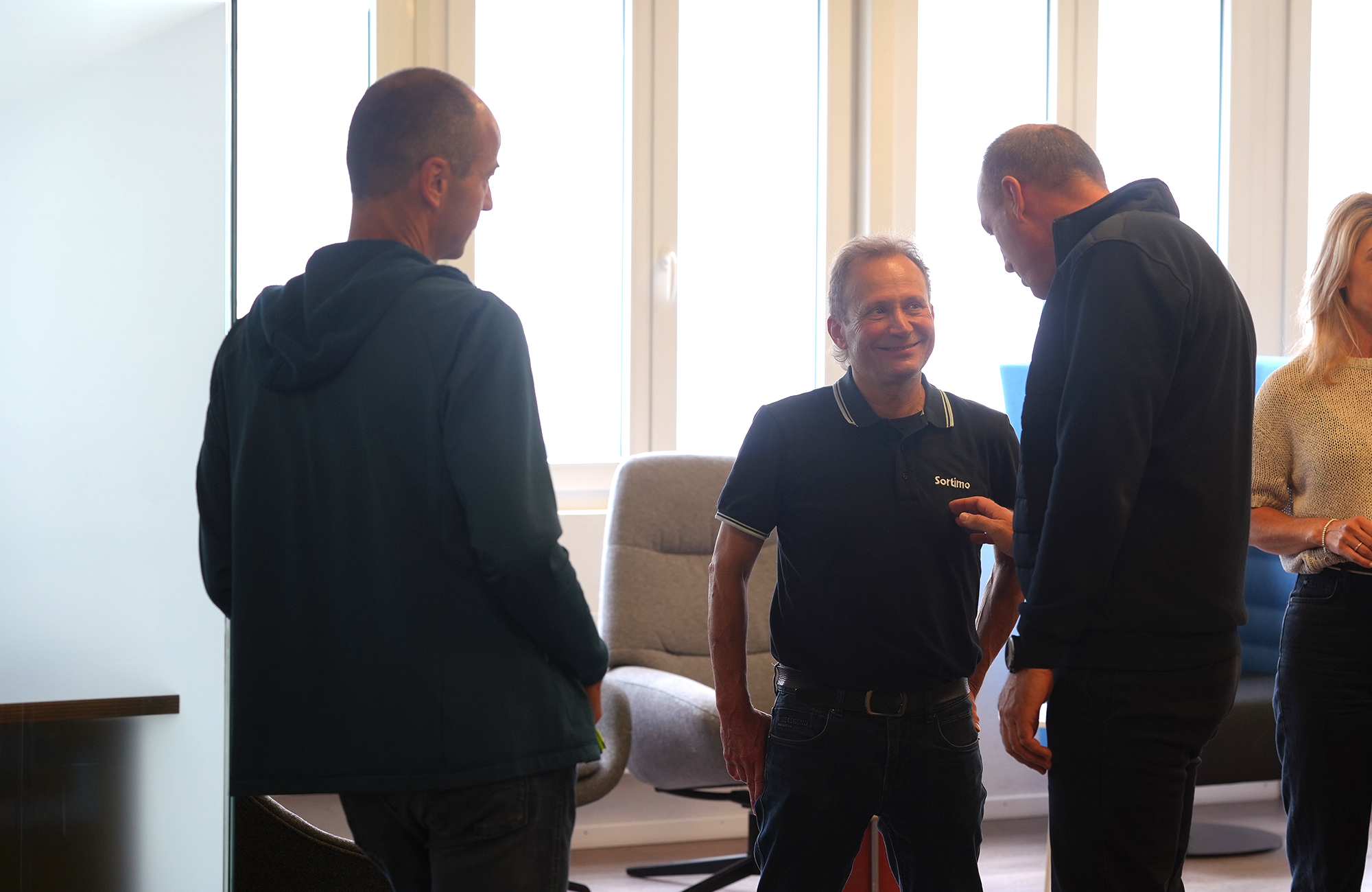 Thomas im Gespräch mit Kollegen bei Sortimo
